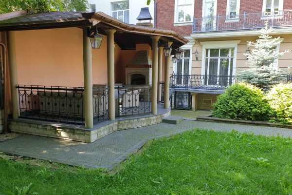 Отдельно стоящее здание в историческом центре Львова